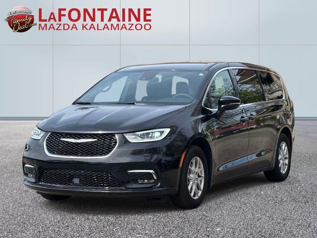2025 Chrysler Pacifica Select's photo