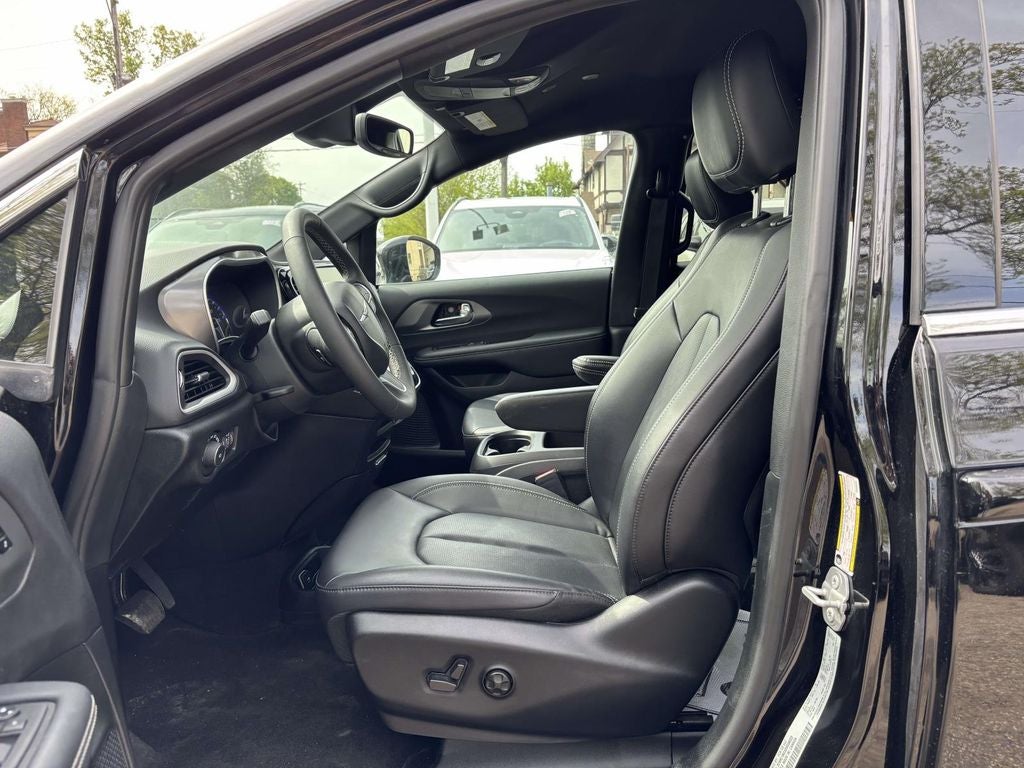 2025 Chrysler Pacifica Select
