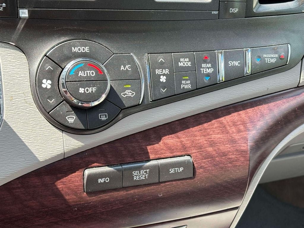 2013 Toyota Sienna XLE 8 Passenger