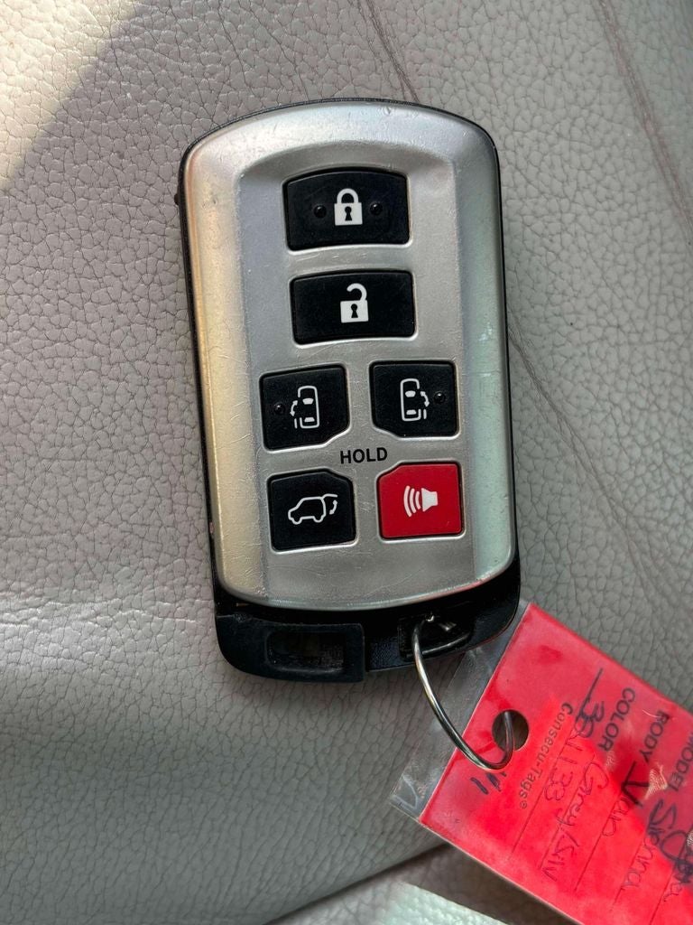 2013 Toyota Sienna XLE 8 Passenger