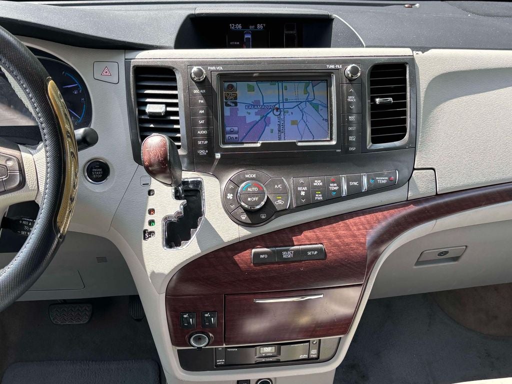 2013 Toyota Sienna XLE 8 Passenger