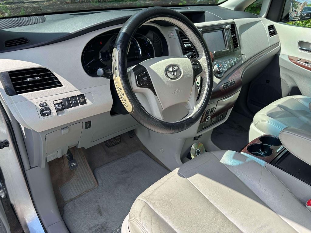 2013 Toyota Sienna XLE 8 Passenger