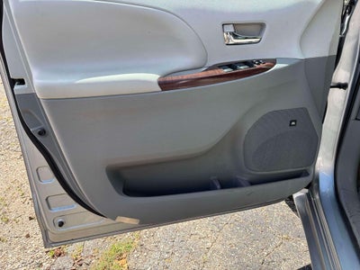2013 Toyota Sienna XLE 8 Passenger