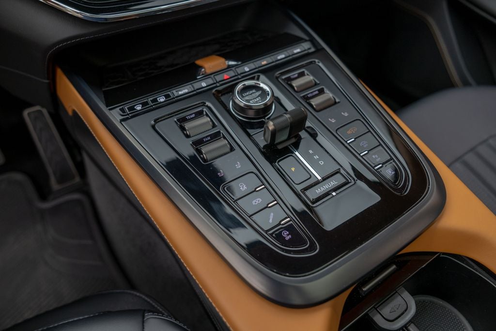 2025 Aston Martin DBX 707