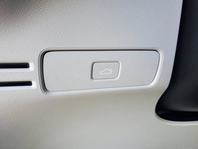2023 Volvo XC40 B5 Plus Dark Theme